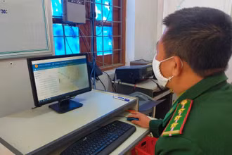 Bộ đội Biên phòng Quảng Bình liên lạc, hướng dẫn cứu ngư dân bị nạn thông qua hệ thống giám sát tàu cá. 