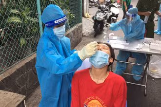 Ảnh minh họa: Nhân viên y tế đang lấy mẫu xét nghiệm cho người dân quận 10. 