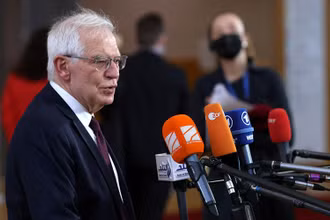 Ông Josep Borrell phát biểu ý kiến với truyền thông trước khi họp cùng ngoại trưởng của các nước EU tại Brussels, ngày 21/2. (Ảnh: Reuters)
