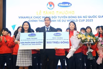 Đại diện Vinamilk trao thưởng cho đội tuyển bóng đã nữ quốc gia khi lọt vào World cup 2023.