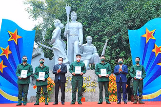 Đồng chí Nguyễn Anh Tuấn (thứ 2 từ phải sang trong ảnh) và đại diện lãnh đạo thành phố Hà Nội trao sổ tiết kiệm tặng thanh niên tình nguyện lên đường nhập ngũ có hoàn cảnh khó khăn.
