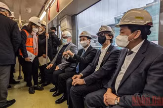 Phó Chủ tịch điều hành Ủy ban châu Âu Frans Timmermans cùng Chủ tịch Hà Nội đi thử tàu điện trên cao Nhổn-Ga Hà Nội. (Ảnh: Phú Khánh)