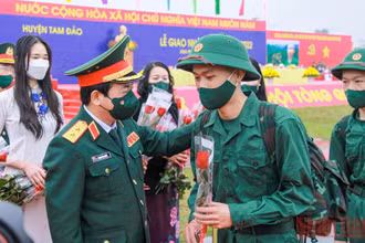 Phó Chủ nhiệm Tổng cục Chính trị Quân đội nhân dân Việt Nam Trịnh Văn Quyết tặng hoa các tân binh.