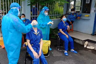 Lấy mẫu xét nghiệm tầm soát Covid-19 cho công nhân tại Khu chế xuất Tân Thuận, quận 7.