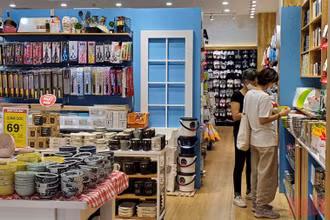 Mua sắm tiêu dùng tại một cửa hàng tiện dụng.