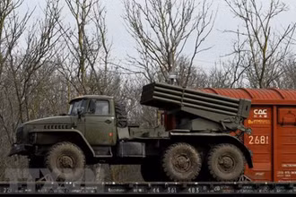 Xe quân sự của Nga được triển khai ở vùng Rostov, miền nam Nga, giáp với Cộng hòa nhân dân Donetsk (DPR) tự xưng ở miền đông Ukraine, ngày 23/2/2022. (Ảnh: AFP/TTXVN)