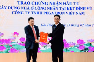 Trưởng ban Quản lý Khu kinh tế Hải Phòng trao Giấy chứng nhận đầu tư dự án nhà ở công nhân cho Tổng Giám đốc Công ty trách nhiệm hữu hạn Pegatron Việt Nam.