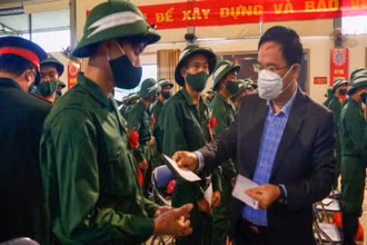 Các đồng chí lãnh đạo huyện Mường Ảng (tỉnh Điện Biên) tặng quà, động viên thanh niên huyện Mường Ảng lên đường nhập ngũ. 