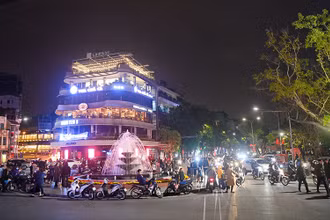 Hồ Hoàn Kiếm vẫn là điểm đến quen thuộc của người dân Thủ đô mỗi khi Tết đến, xuân về. (Ảnh: Thành Đạt)