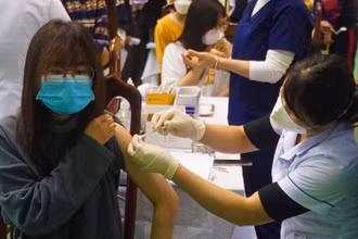 Tiêm vaccine mũi 2 cho người từ 12 đến 17 tuổi.
