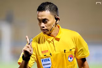 Trọng tài Ngô Duy Lân. (Ảnh: Goal)