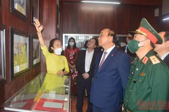 Chủ tịch nước Nguyễn Xuân Phúc tham quan phòng trưng bày hiện vật, hình ảnh về thân thế, sự nghiệp Thủ tướng Phạm Văn Đồng.