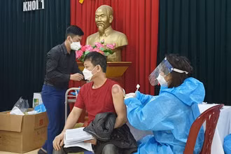 Phường Hồng Sơn (TP Vinh) tổ chức tiêm vaccine lưu động đến tận các khối, xóm.