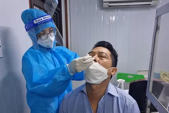 Lấy mẫu test nhanh các trường hợp F1 liên quan trường học ở TP Vinh.