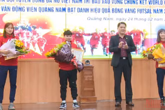 Lãnh đạo tỉnh Quảng Nam tặng bằng khen và hoa chúc mừng 3 cầu thủ Đội tuyển bóng đá nữ Việt Nam người Quảng Nam.