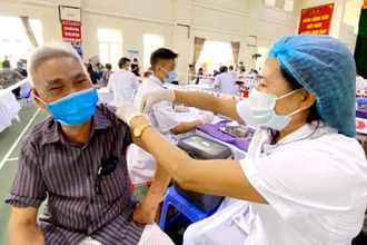 Lực lượng y tế huyện đảo Cô Tô triển khai tiêm Vacine mũi 3 cho nhân dân trên địa bàn. (Ảnh: QUANG THỌ)