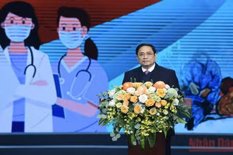 Thủ tướng Phạm Minh Chính gửi lời cảm ơn sâu sắc đến thầy thuốc, nhân viên y tế trên toàn quốc. (Ảnh: Trần Hải)