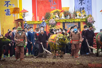Chủ tịch nước Nguyễn Xuân Phúc xuống đồng cày ruộng đầu xuân năm mới. (Ảnh: THÀNH ĐẠT)