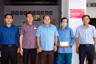 Đại diện lãnh đạo 2 Công ty TNHH MTV Xổ số kiến thiết và Ủy ban Mặt trận Tổ quốc Việt Nam tỉnh Đồng Tháp trao nhà Đại đoàn kết.