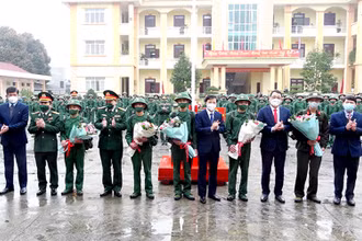 Lãnh đạo huyện Hàm Yên (Tuyên Quang) tặng hoa và chúc mừng tân binh lên đường nhập ngũ.