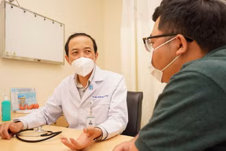 Bác sĩ tư vấn cho bệnh nhân béo phì. (Ảnh: M.T)