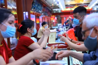 Giao dịch vàng tại doanh nghiệp. (Ảnh: Vietnam+)