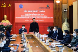 Hội nghị trực tuyến trao tặng sổ bảo hiểm xã hội, thẻ bảo hiểm y tế cho người dân có hoàn cảnh khó khăn.