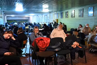 Người dân Ukraine tập trung tại 1 hầm trú ẩn không kích ở Kiev, Ukraine, ngày 25/2/2022. Ảnh: REUTERS