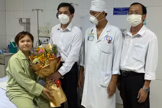 Các bác sĩ Bệnh viện đa khoa Sóc Trăng chúc mừng chi A. sau khi bình phục.