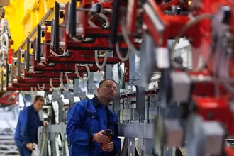 Công nhân làm việc tại nhà máy ở Đức. (Ảnh: Financial Times)