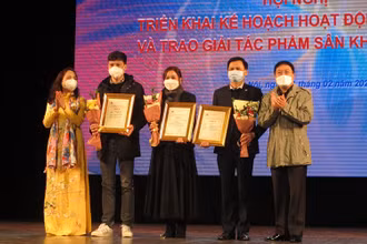 Đại diện các Nhà hát nhận Giải A vở diễn sân khấu. (Ảnh: Đào Anh)