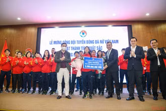 Đội trưởng Huỳnh Như thay mặt toàn đội nhận phần thưởng 5,5 tỷ đồng của Liên đoàn Bóng đá Việt Nam. (Ảnh: THÀNH ĐẠT)