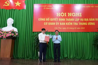 Đồng chí Trần Cẩm Tú trao quyết định thành lập vụ địa bàn VIII tại thành phố Cần Thơ. (Ảnh: THANH TÂM) 