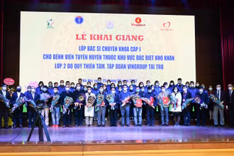 Các giảng viên và các bác sĩ tham gia lớp thứ hai dự án 585 do Quỹ Thiện Tâm tài trợ.
