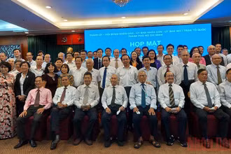 Lãnh đạo thành phố Hồ Chí Minh chụp hình lưu niệm với các đại biểu trong buổi họp mặt.