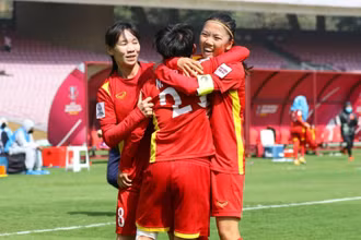 Đội trưởng Huỳnh Như chia vui cùng các đồng đội. (Ảnh: Getty)