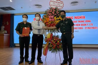 Đồng chí Nguyễn Trọng Nghĩa tặng hoa cho lãnh đạo Bệnh viện Quân y 175.