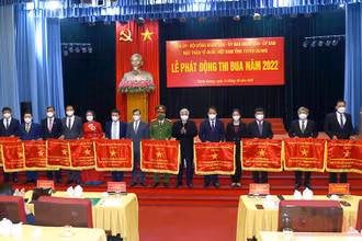 Đồng chí Đỗ Văn Chiến cùng lãnh đạo tỉnh Tuyên Quang tặng cờ thi đua cho các đơn vị có thành tích xuất sắc dẫn đầu cụm, khối thi đua năm 2021 trên địa bàn tỉnh.