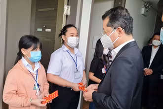 Bí thư Thành ủy Đà Nẵng Nguyễn Văn Quảng thăm hỏi, động viên các em học sinh mất cha mẹ do dịch bệnh vừa được tiếp nhận tại trường Hy Vọng-FPT Đà Nẵng.