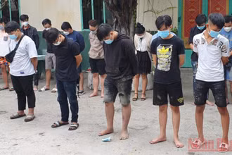 Các đối tượng tổ chức đua xe trái phép bị tạm giữ.