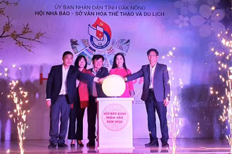 Các đại biểu tham dự nhấn nút khai mạc Hội báo Xuân Nhâm Dần năm 2022.