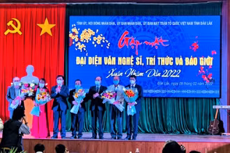 Bí thư Tỉnh ủy Đắk Lắk Nguyễn Đình Trung và Chủ tịch Ủy ban nhân dân tỉnh Phạm Ngọc Nghị tặng hoa chúc mừng lãnh đạo các đơn vị.