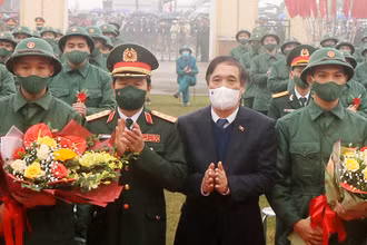 Thứ trưởng Quốc phòng Nguyễn Tân Cương và Bí thư Tỉnh ủy Phú Thọ Bùi Minh Châu tặng hoa động viên các thanh niên lên đường nhập ngũ.