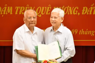 Đồng chí Lê Phước Thọ tặng sách cho nguyên Chủ tịch nước Nguyễn Minh Triết.