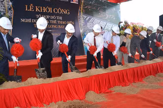Đại diện lãnh đạo tỉnh Bình Thuận cùng chủ đầu tư và các đối tác thực hiện nghi lễ khởi công Dự án.