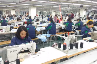 Khó khăn về xuất khẩu, Công ty TNG chủ động chuyển sang sản xuất khẩu trang và quần áo bảo hộ phòng chống dịch Covid-19. 