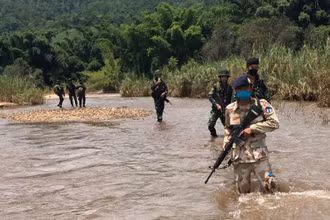 Lực lượng an ninh Thái Lan tuần tra trên con sông giáp biên giới với Myanmar trong nỗ lực ngăn chặn những người nhập cảnh trái phép từ quốc gia láng giềng. Ảnh: Bangkok Post