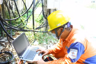 Điện lực Cừa Lò trích xuất dữ liệu lưu trữ tại các công-tơ điện tử của các hộ dân, xác minh vụ việc.