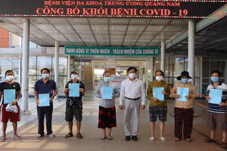 Đến nay, Bệnh viện đa khoa T.Ư Quảng Nam trao giấy ra viện cho 59 BN khỏi bệnh.