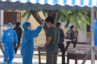 Thí sinh thay khẩu trang, rửa tay sảt khuẩn và đo thân nhiệt trước khi vào phòng học quy chế thi.